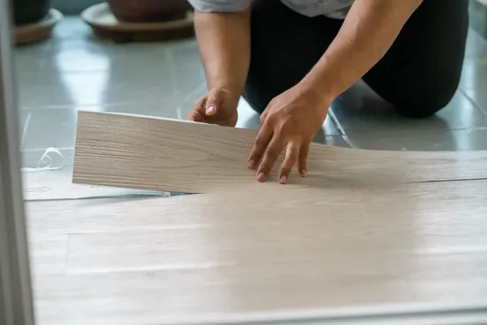 Waterproof and Fireproof Interior Plastic Vinyl PVC Click Spc Flooring Self Adhesive Lvt Flooring Vinyl Homogeneous Roll Flooring Tile Wood Bamboo Spc Flooring 